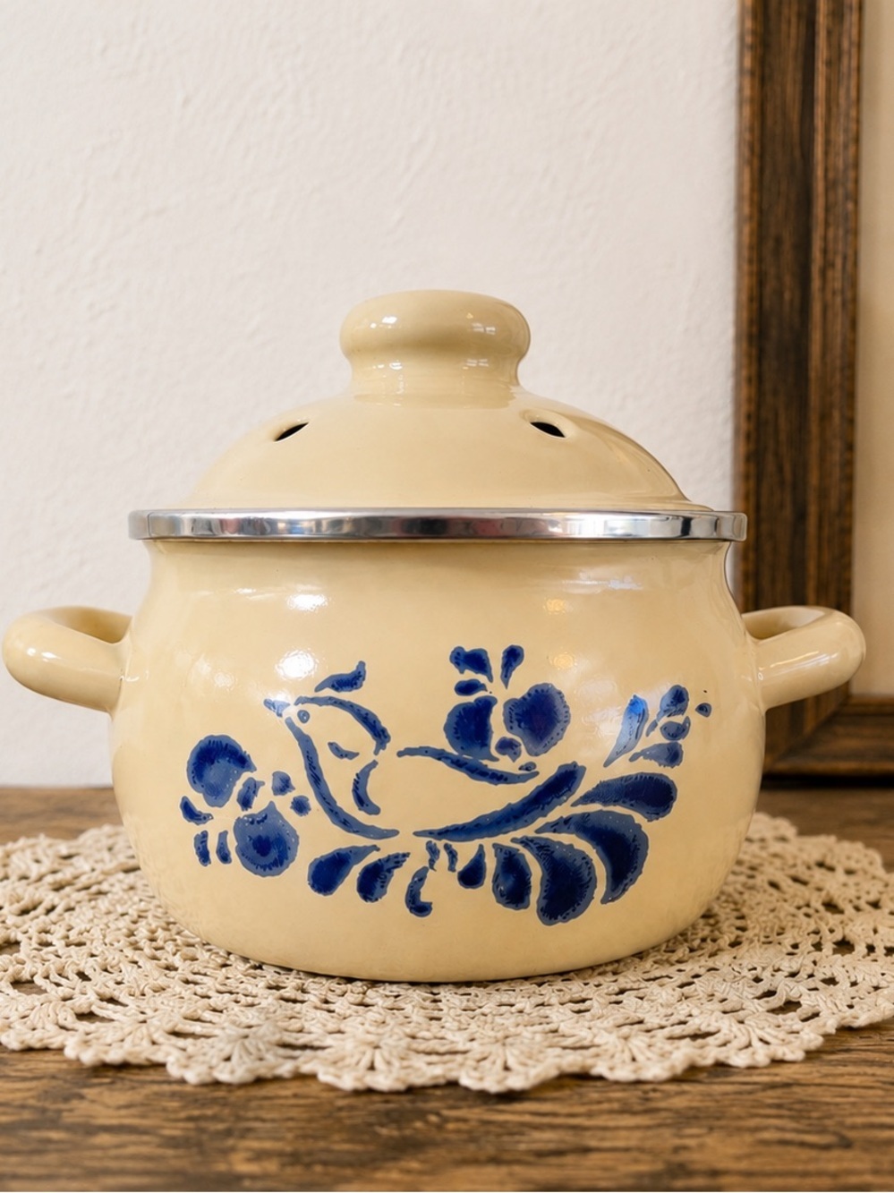 Vintage Pfaltzgraff Yorktowne Garlic Keeper with Lid | Blue Bird